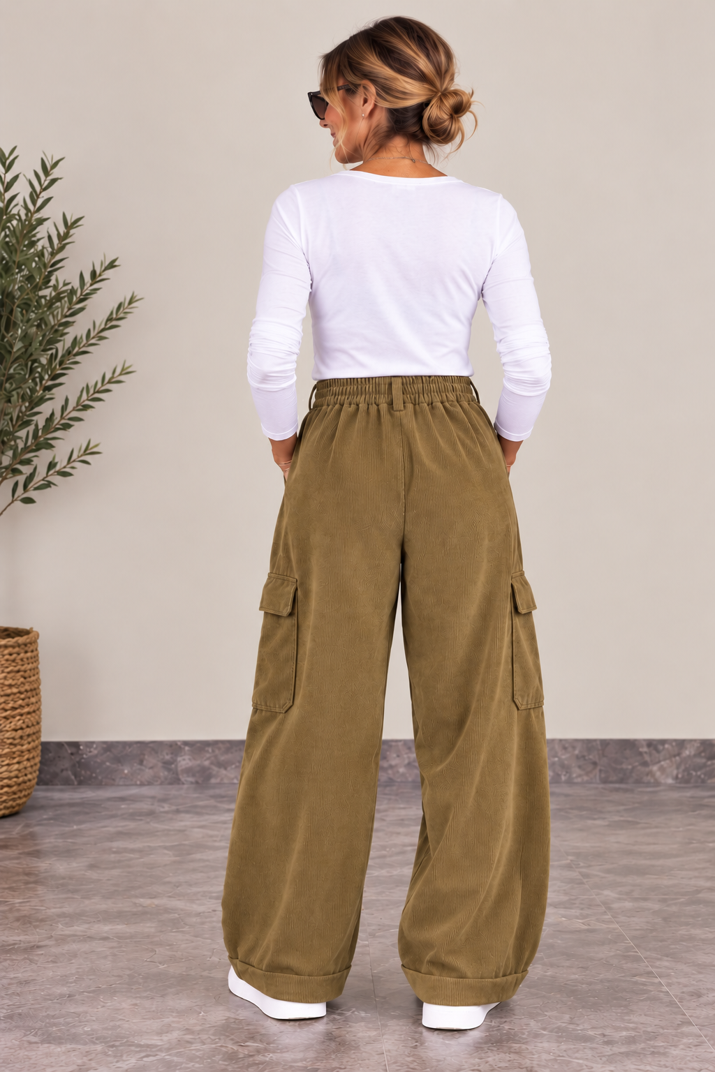 Pantalon cargo large femme en velours côtelé fin olive / palude – SHANTI