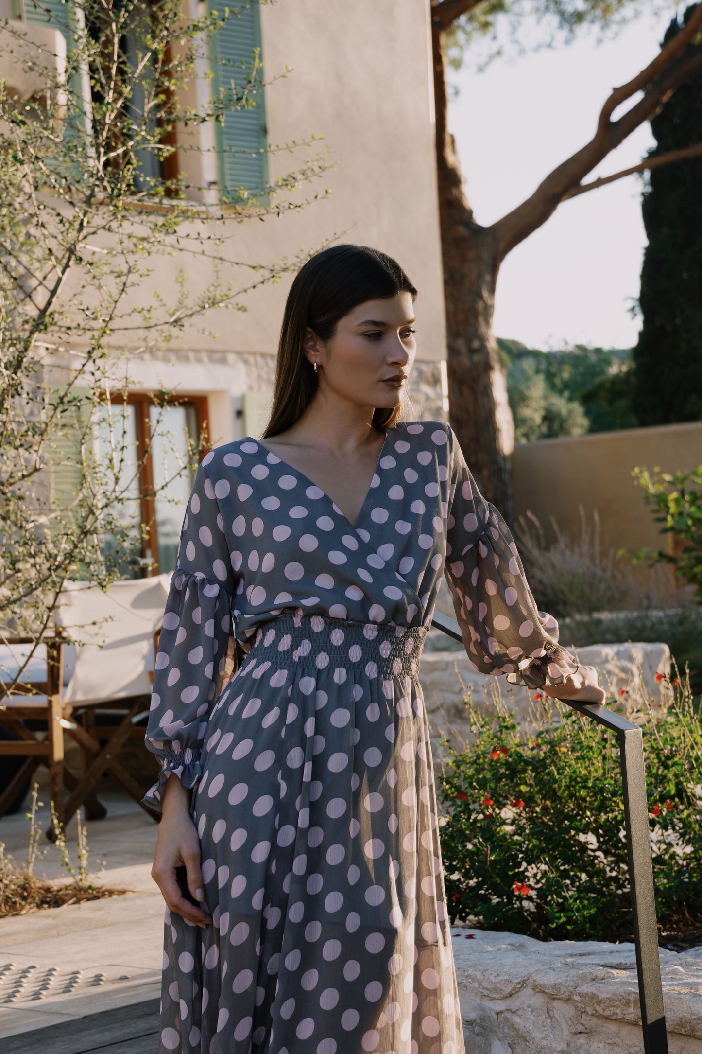 🌸 LÉONIE — La grâce en clair-obscur