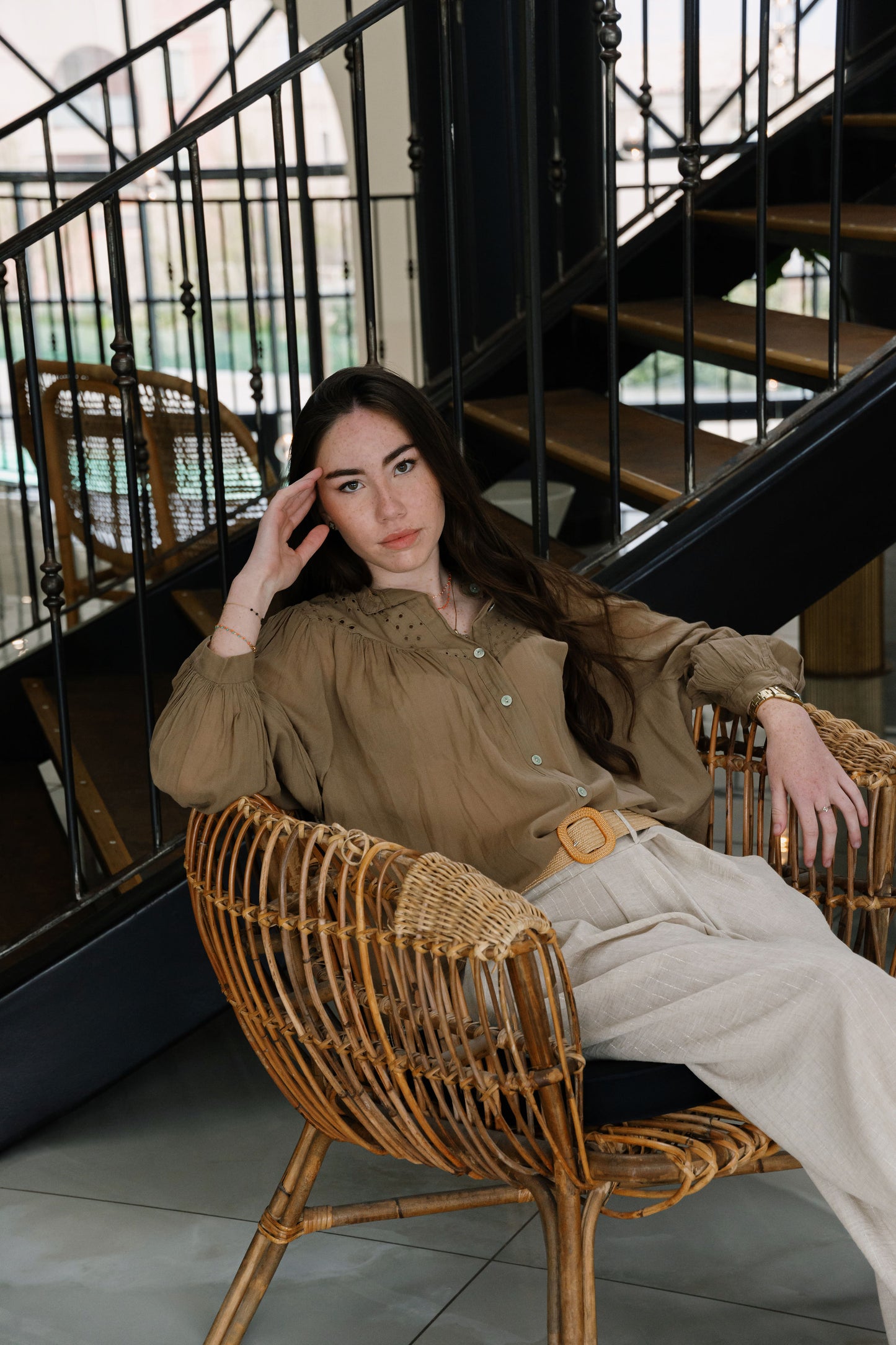 🌾 ALTHEA – Chemise longue taupe aux broderies d’âme