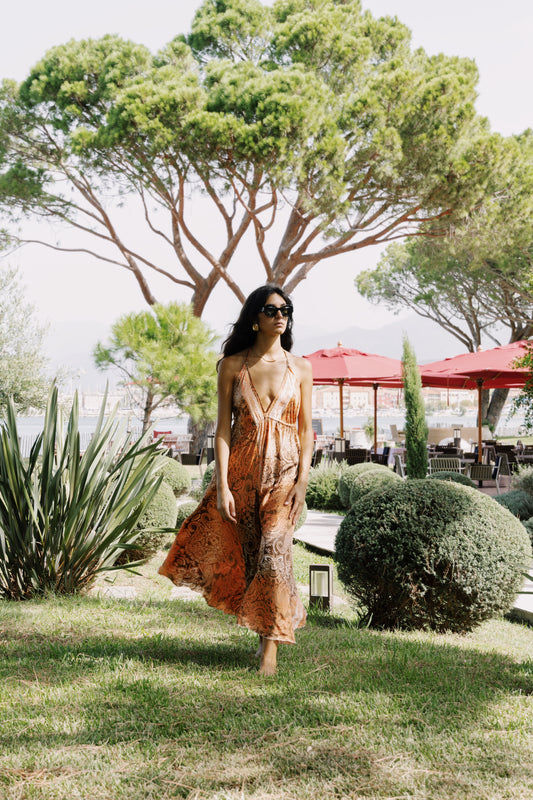 robe-longue-décolleté-orange